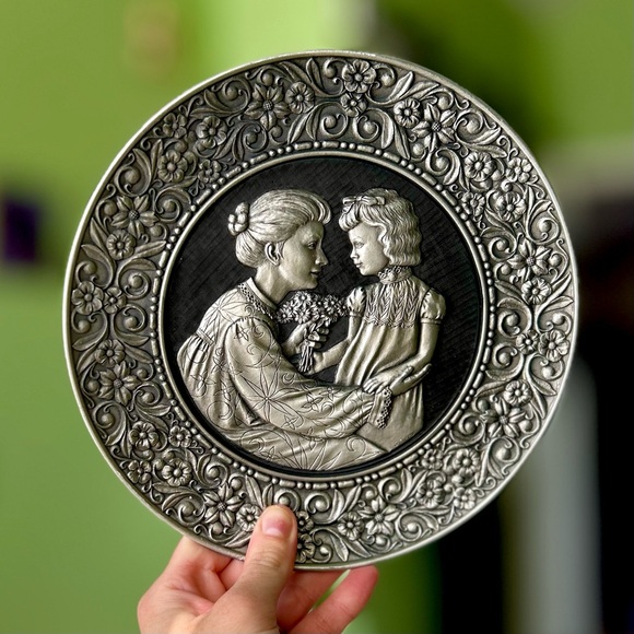 VTG Dainty Sculptured Mom & Daughter Heart Warming Round Etched Art Floral Decor - Picture 2 of 8